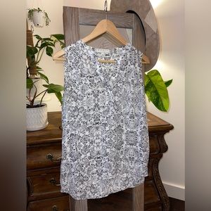 *BEAUTIFUL* size S, Chaus NY white and black blouse with paisley pattern